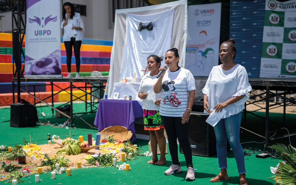 Personas buscadoras de Chocó durante la conmemoración del 30 de agosto