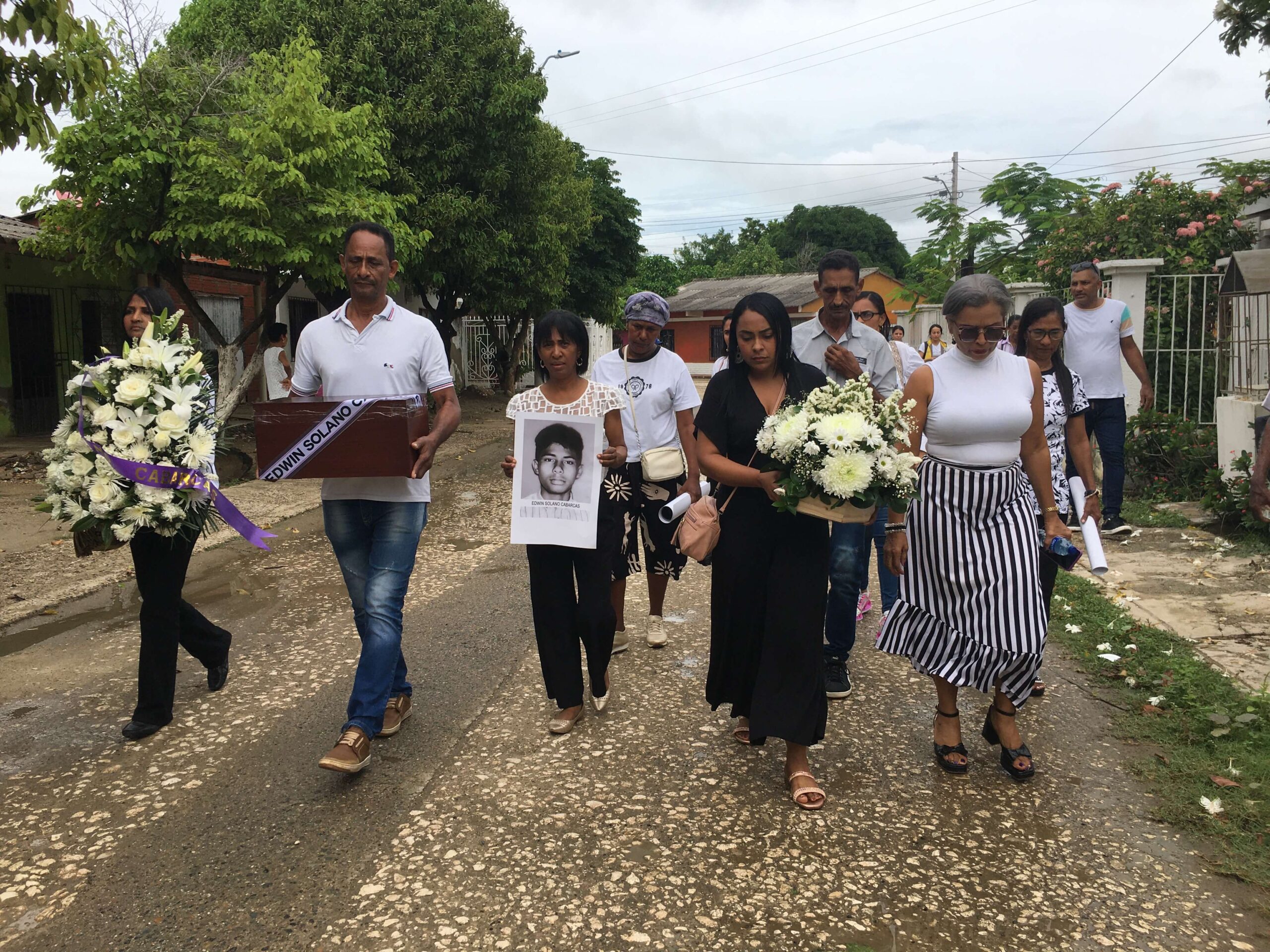 Familia de Edwin Solano durante la entrega digna de su cuerpo en el municipio de Repelón, en el Atlántico.