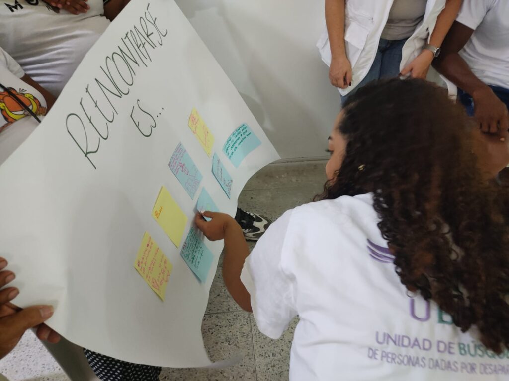 Reencuentro de un excombatiente con su familia en el municipio de Sabanalarga, en Atlántico.