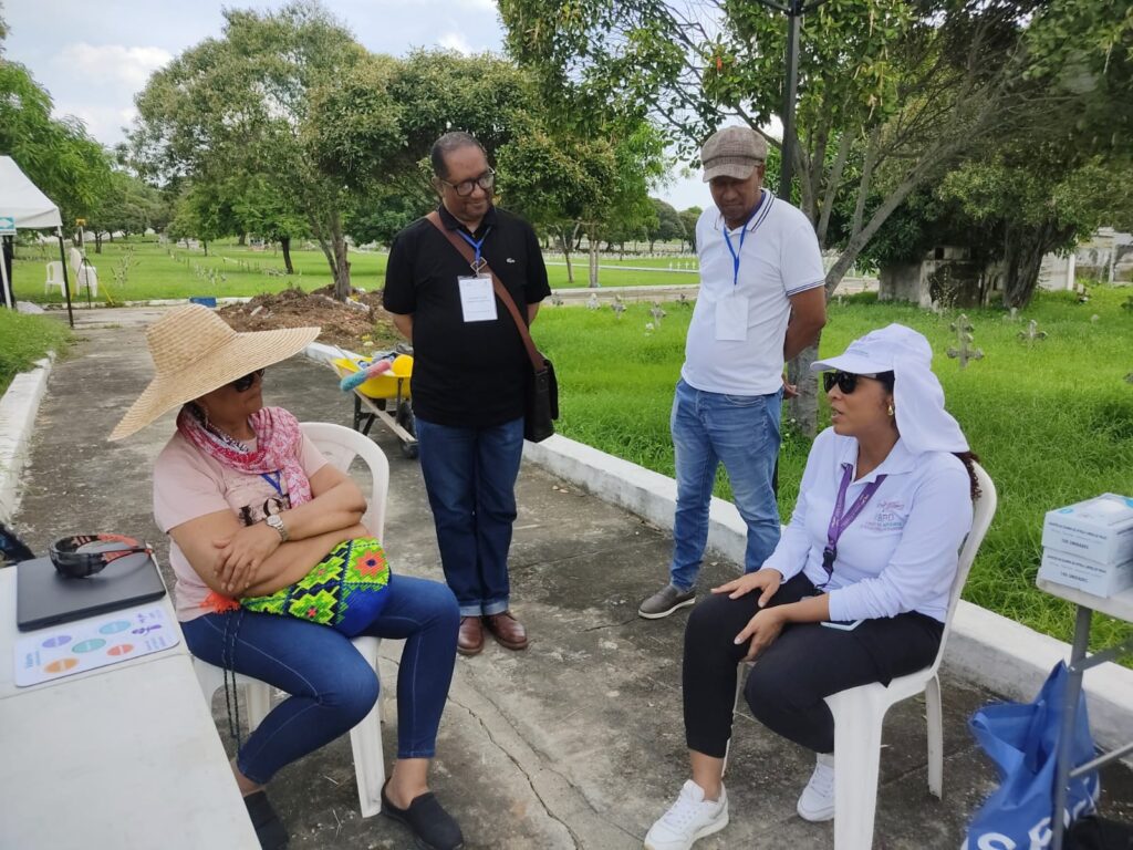 Diálogo entre el equipo forense de la UBPD y familiares que acompañan el proceso de intervención del Equipo forense de la UBPD interviene el Cementerio Calancala de Barranquilla