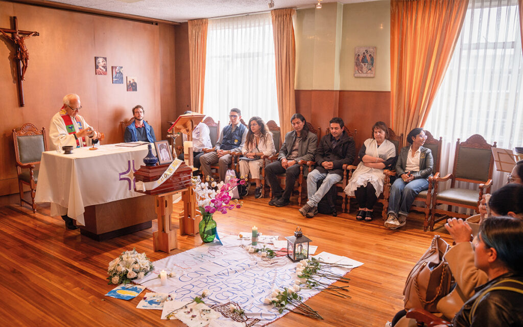 Homenaje de la familia de Salomon Mayusa en Bogotá durante su entrega digna