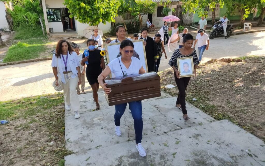 Familiares de Santa Ana, en el Magdalena, reciben los cuerpos de sus seres queridos en medio de una entrega digna.