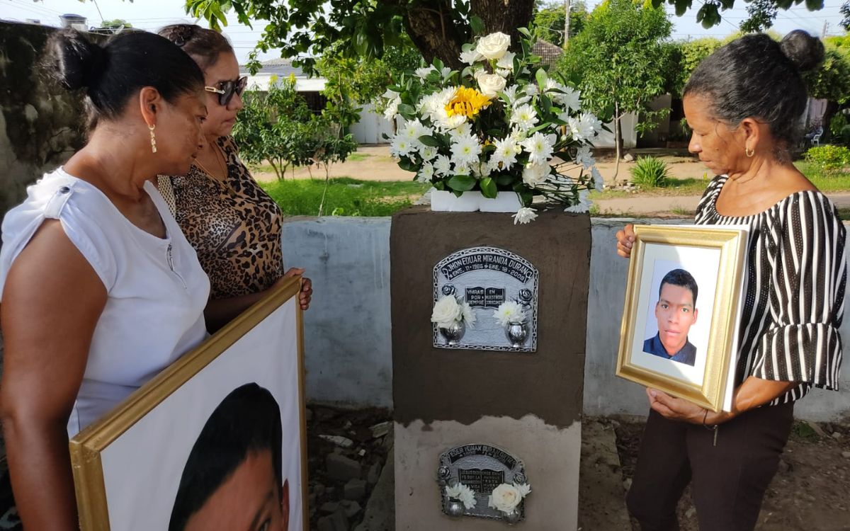 Familiares de Santa Ana, en el Magdalena, reciben los cuerpos de sus seres queridos en medio de una entrega digna.