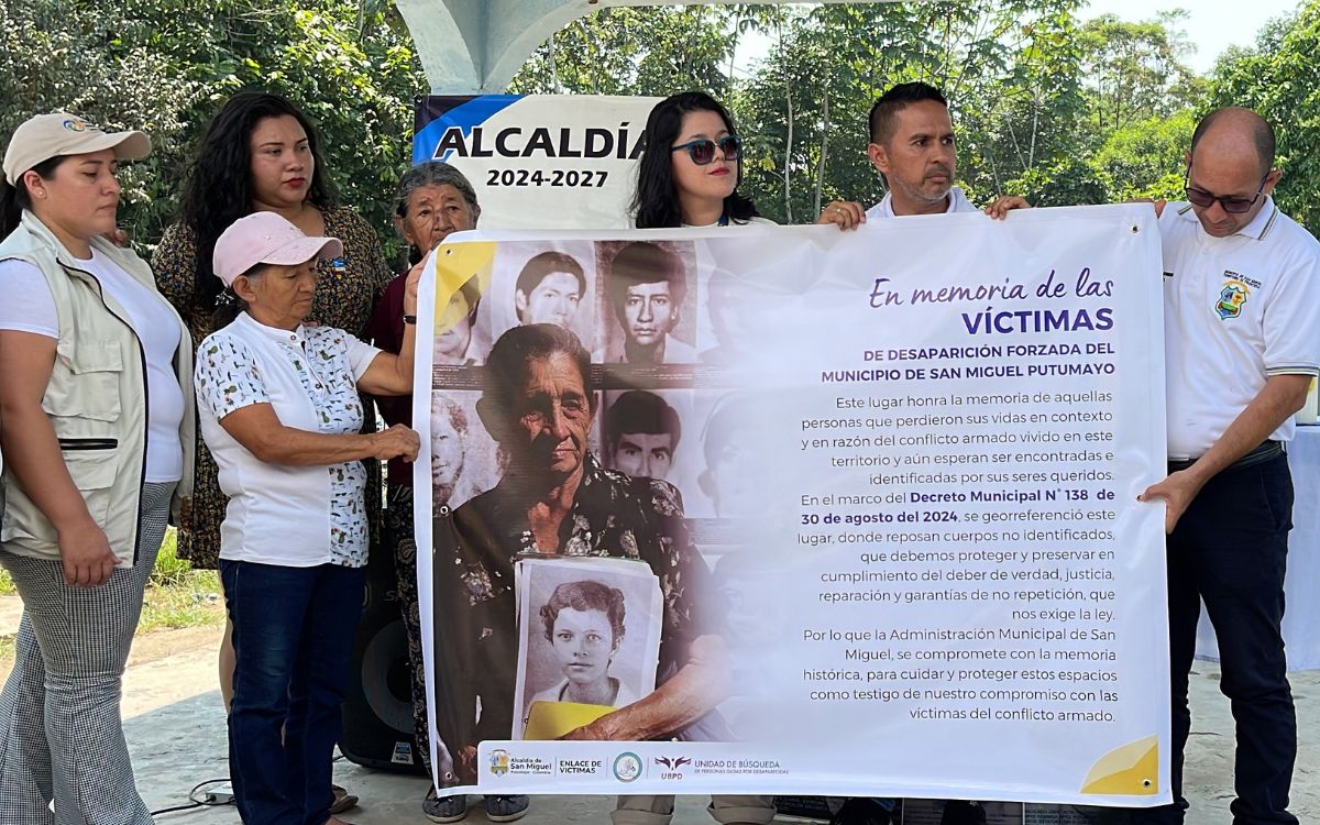 Comunidad y autoridades locales de San Miguel, en Putumayo, durante la entrega del decreto que protege cuerpos.