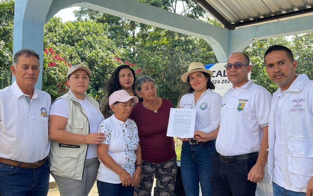 Comunidad y autoridades locales de San Miguel, en Putumayo, durante la entrega del decreto que protege cuerpos.