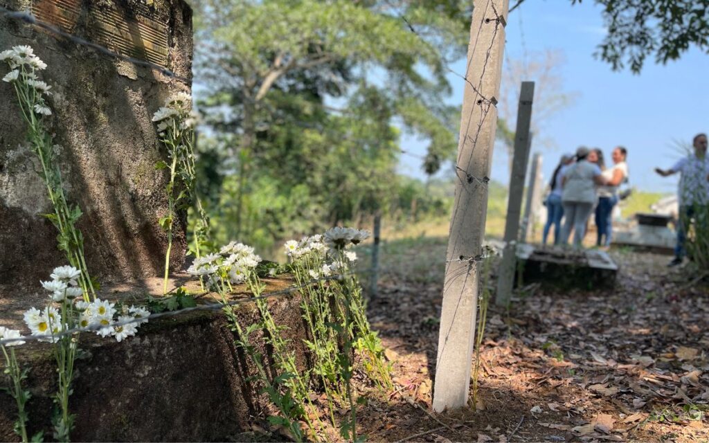 Comunidad y autoridades locales de San Miguel, en Putumayo, durante la entrega del decreto que protege cuerpos.