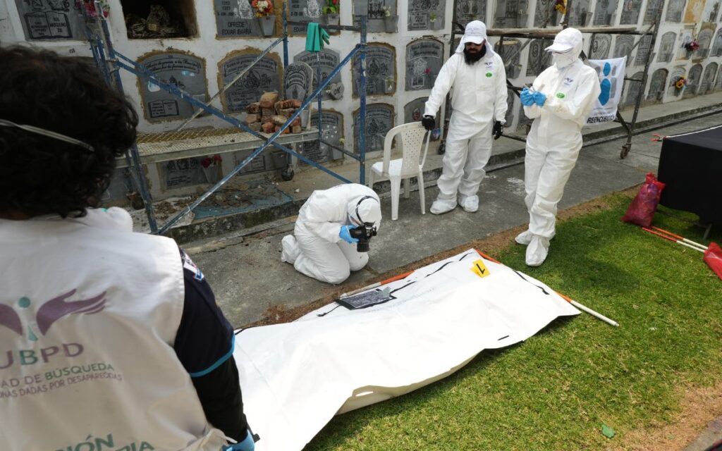 El equipo forense de la UBPD durante la intervención en el Cementerop del Sur de Bogotá