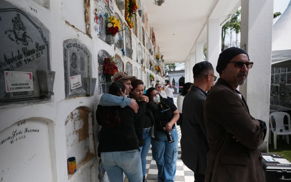 El equipo forense de la UBPD durante la intervención en el Cementerop del Sur de Bogotá