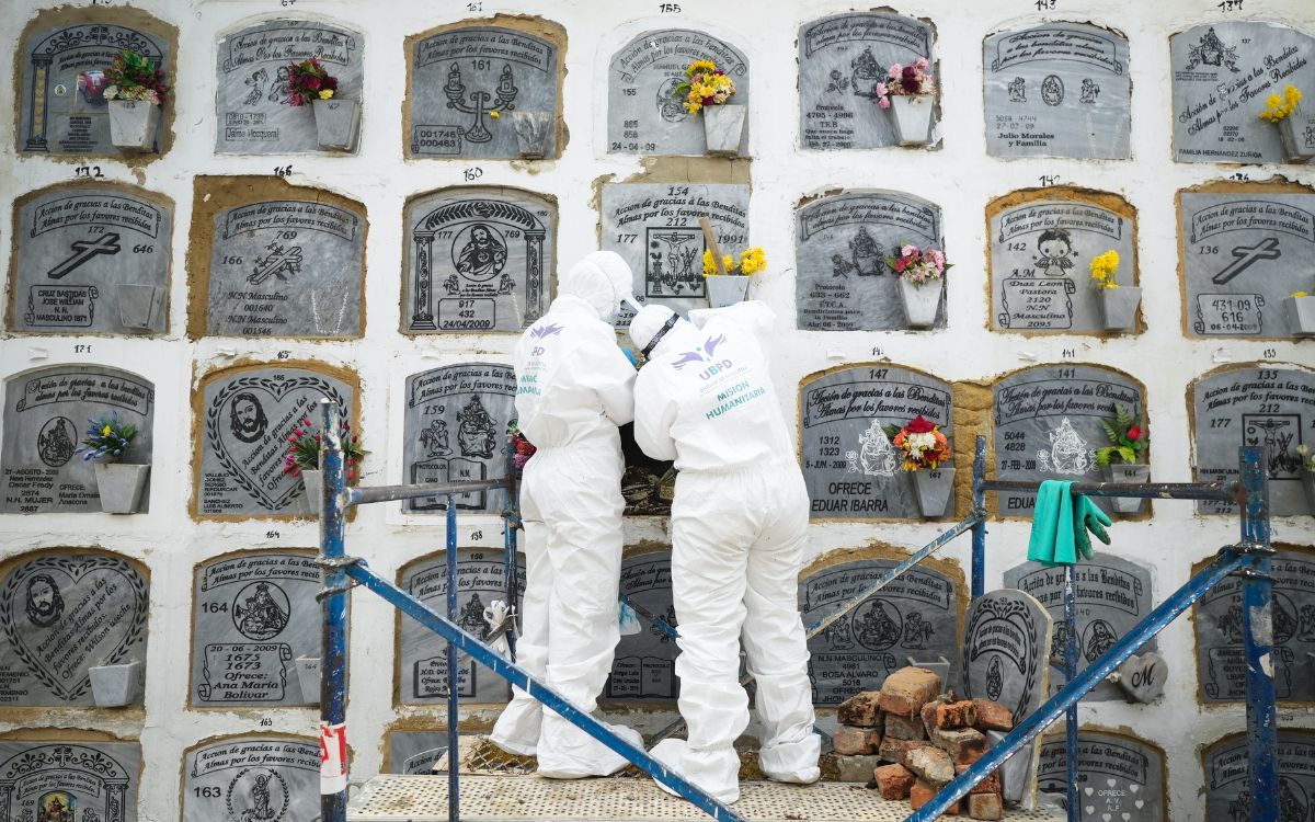 El equipo forense de la UBPD durante la intervención en el Cementerop del Sur de Bogotá