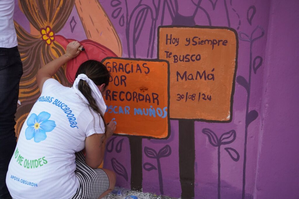 Mural pintando por mujeres buscadoras en el Huila con el apoyo de la UBPD