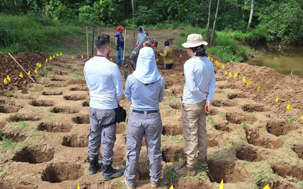 Familiares de las personas desaparecidas en el caso 16 de mayo, el equipo forense de la UBPD y trabajadores durante las tareas de excavación en terreno donde podrían haber cuerpos.