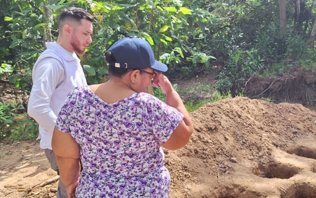 Familiares de las personas desaparecidas en el caso 16 de mayo, el equipo forense de la UBPD y trabajadores durante las tareas de excavación en terreno donde podrían haber cuerpos.