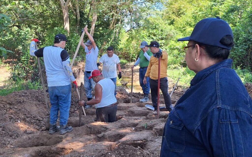 Familiares de las personas desaparecidas en el caso 16 de mayo, el equipo forense de la UBPD y trabajadores durante las tareas de excavación en terreno donde podrían haber cuerpos.