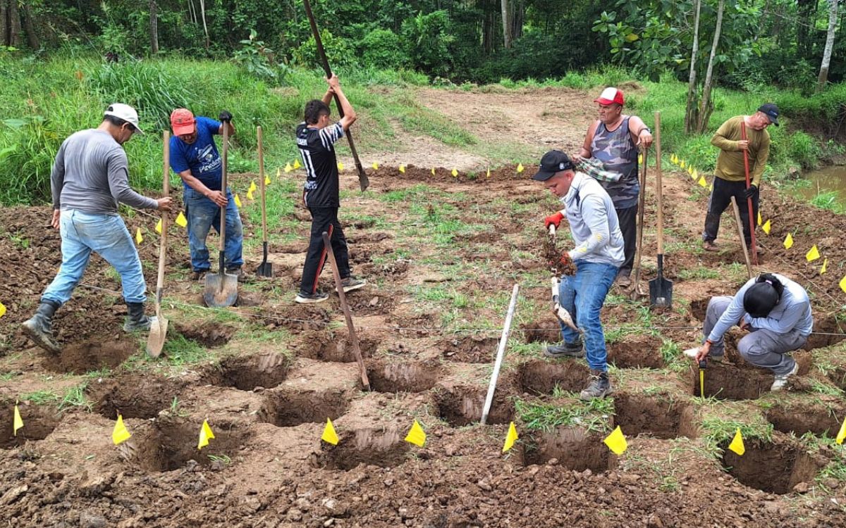 Familiares de las personas desaparecidas en el caso 16 de mayo, el equipo forense de la UBPD y trabajadores durante las tareas de excavación en terreno donde podrían haber cuerpos.