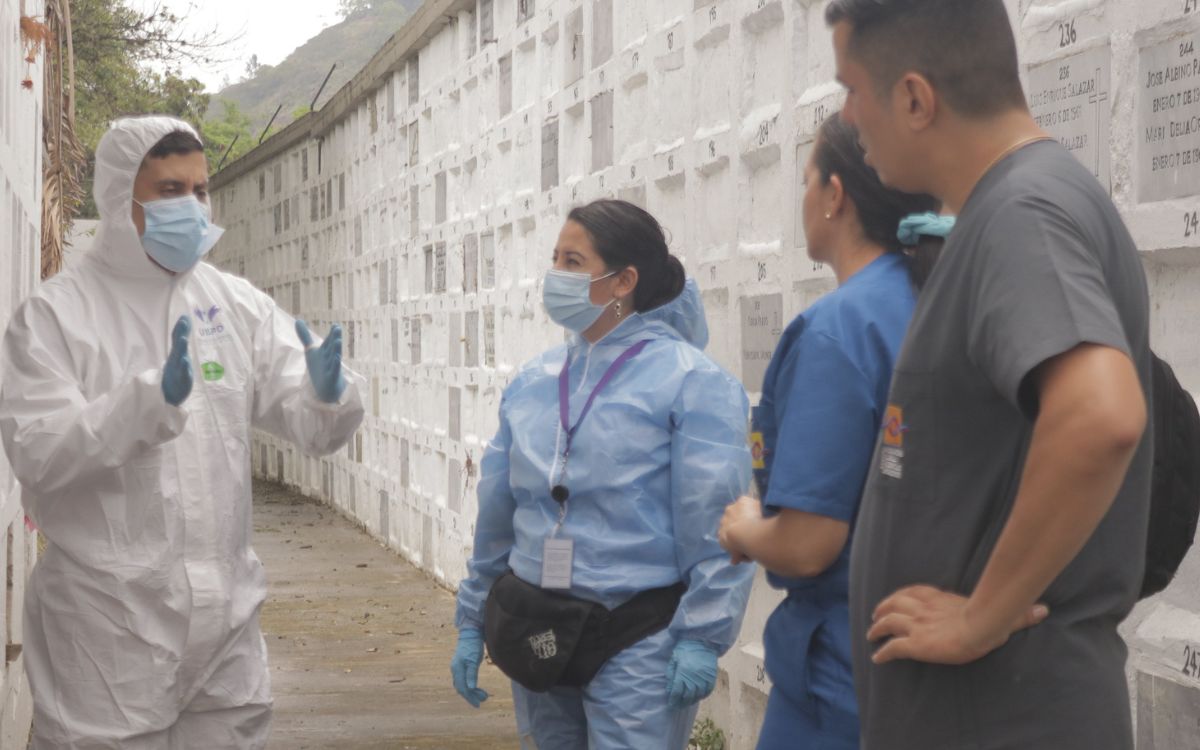 Equipos forenses de la UBPD y Medicina Legal en el cementerio urbano de Siloé, en Cali