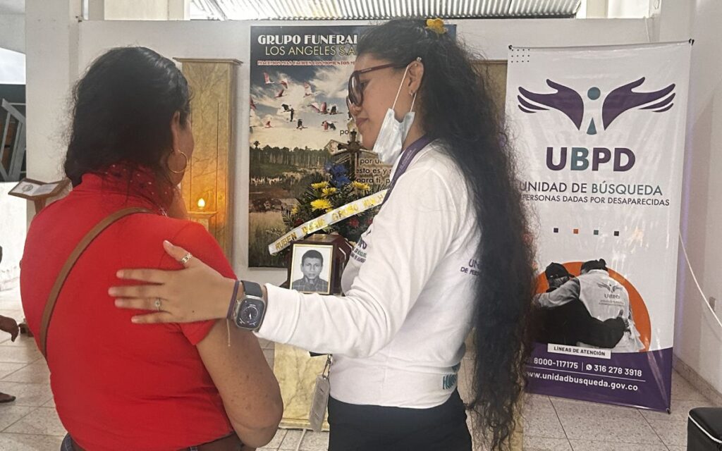 Familiar de Rubén Darío Groso durante la entrega digna en el municipio de maní, Casanare