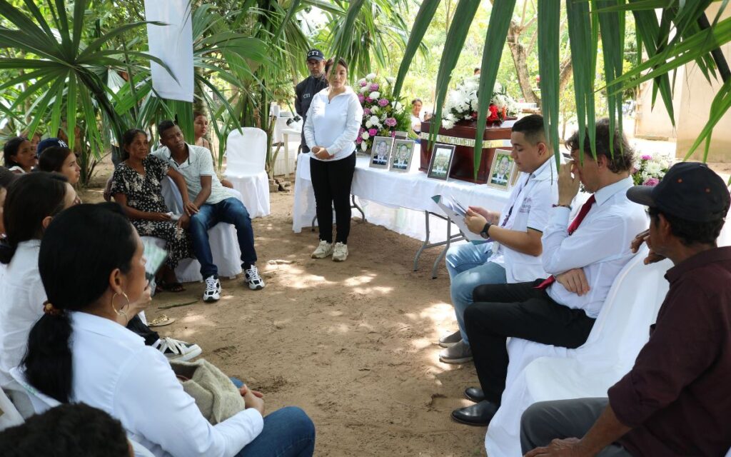 La entrega digna a sus familiares del cuerpo de Rafael Mejía Jiménez en el municipio de Guamal, de Magdalena. 