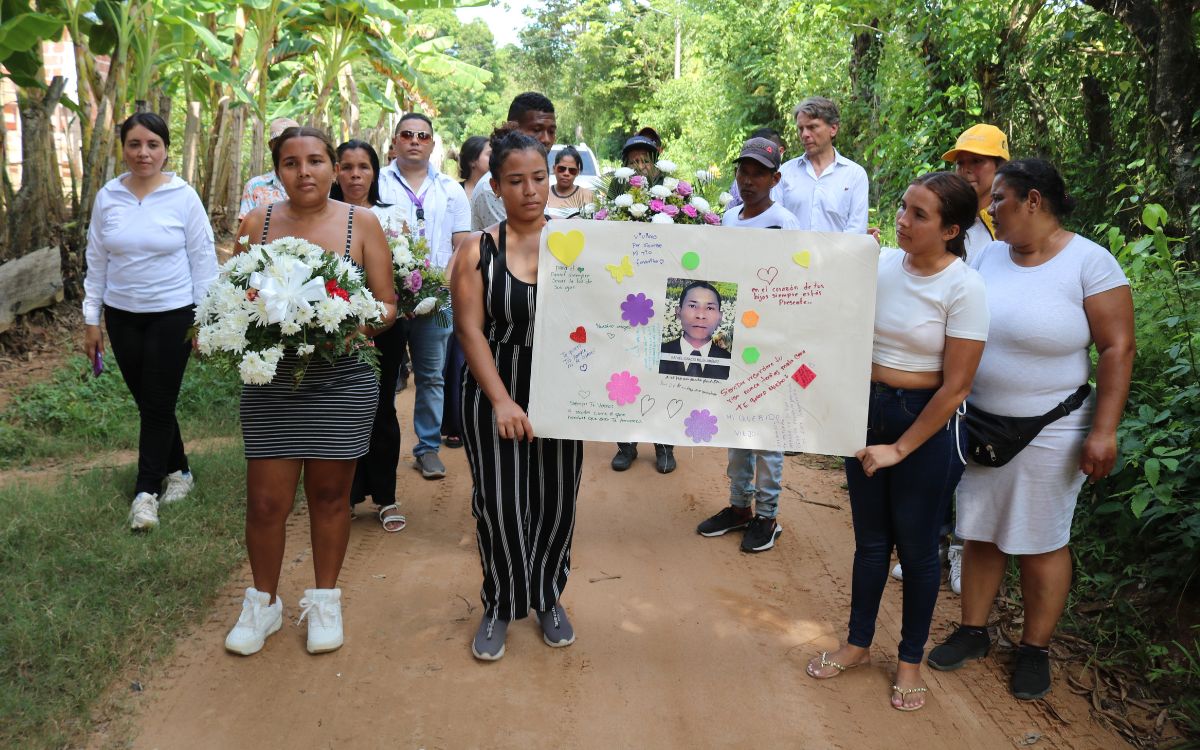 La entrega digna a sus familiares del cuerpo de Rafael Mejía Jiménez en el municipio de Guamal, de Magdalena. 