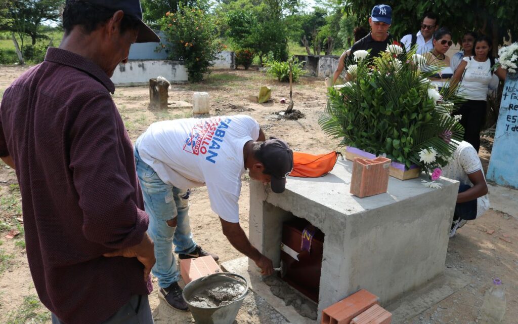 La entrega digna a sus familiares del cuerpo de Rafael Mejía Jiménez en el municipio de Guamal, de Magdalena. 