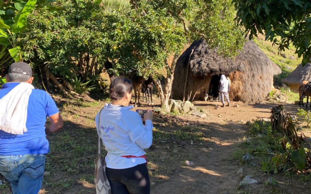 La Unidad de Búsqueda con el pueblo kankuamo durante una acción humanitaria en la Sierra Nevada de Santa Marta