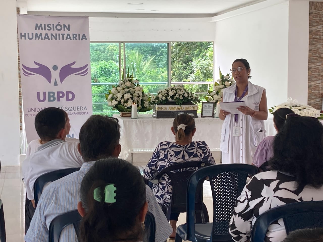 Funcionarios de la Unidad de Búsqueda en Chalán, Sucre, durante la entrega digna del primer cuerpo de una persona identificada por la Unidad de Búsqueda