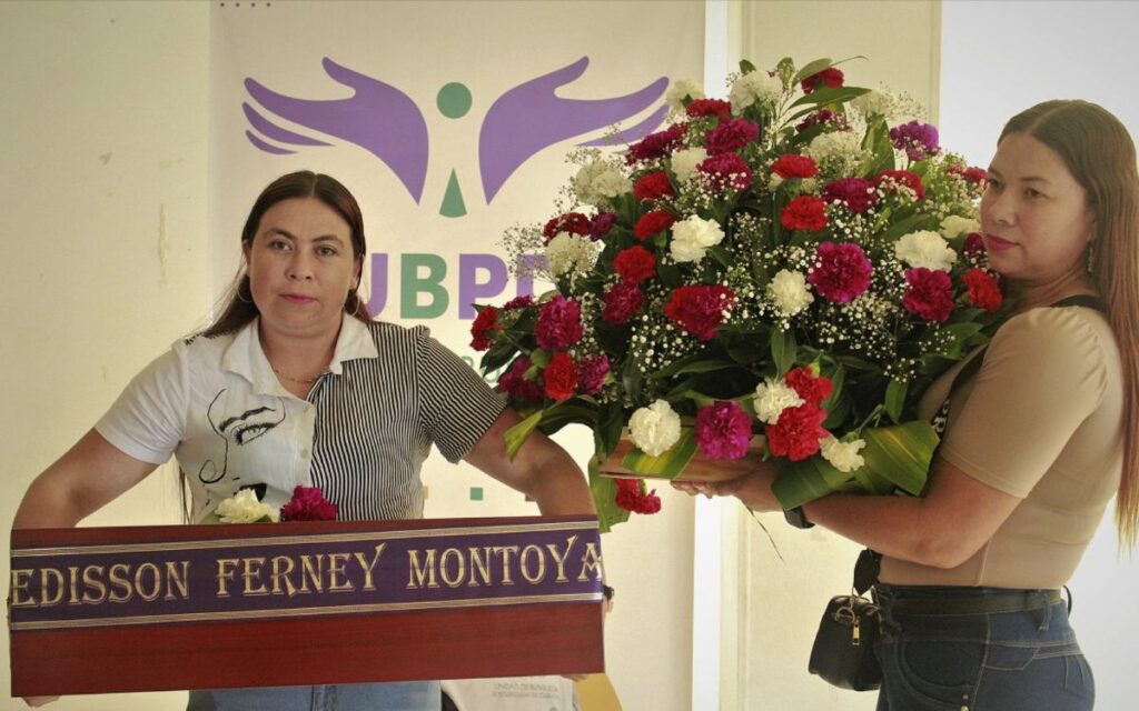 La entrega digna de Emersson Ferney en el Suroeste de Antioquia, familiares con el cuerpo en un ataud