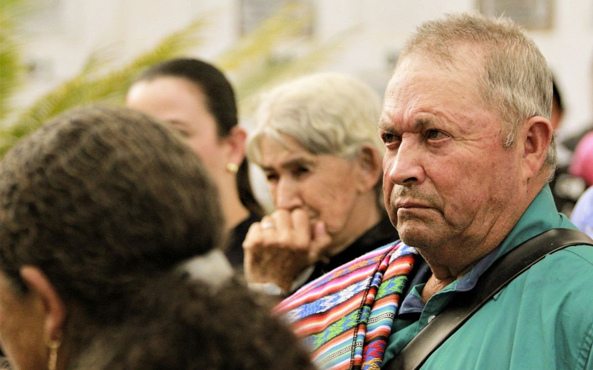 El señor Fernando Montoya en la entrega digna de Emersson Ferney en el Suroeste de Antioquia