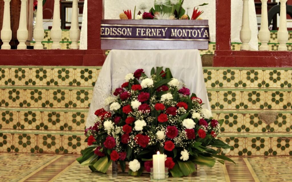 La entrega digna de Emersson Ferney en el Suroeste de Antioquia, familiares con el cuerpo en un ataud