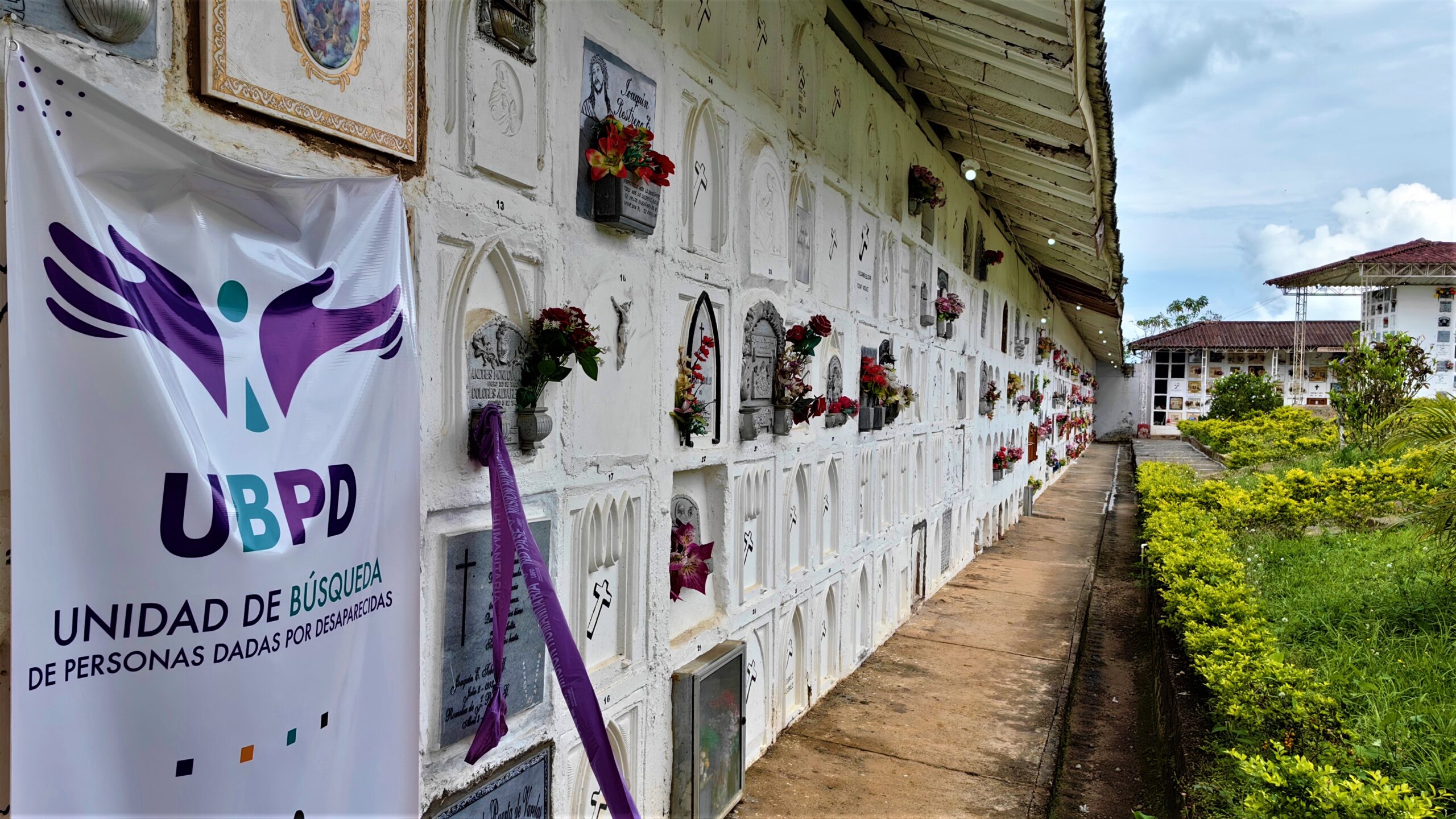 La Unidad de Búsqueda recuperó seis cuerpos no identificados en el cementerio de Frontino, Antioquia. Funcionarios del área forense participan en las tareas de recuperación de los cuerpos.