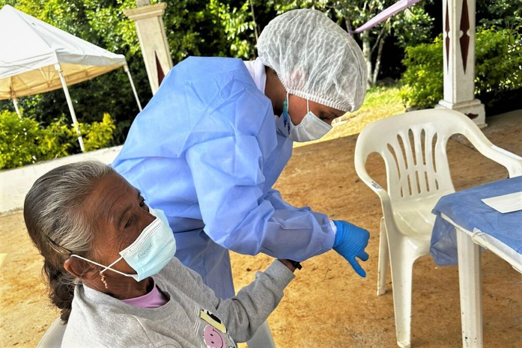 La Unidad de Búsqueda recuperó seis cuerpos no identificados en el cementerio de Frontino, Antioquia. Funcionarios del área forense participan en las tareas de recuperación de los cuerpos.