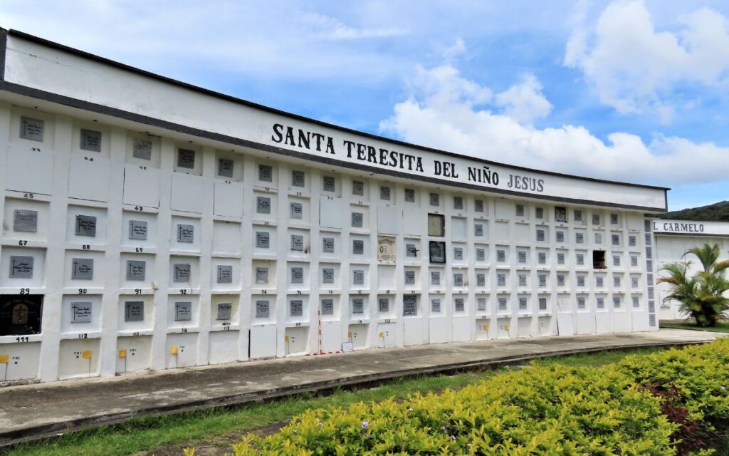 Bóvedas del cementerio municipal de San Rafael, en Antioquia