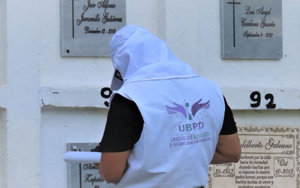 Funcionario de la UBPD frente a unas bóvedas del cementerio municipal de San Rafael, en Antioquia