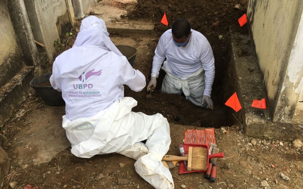 Un cementerio intervenido y cinco familias con esperanzas de encontrar a sus desaparecidos en Bolívar