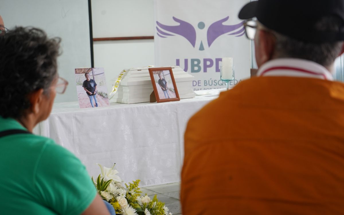 Familia de Yesica recibiendo el cuerpo de su hermana e hija. Ella estuvo desaparecida por 24 años.