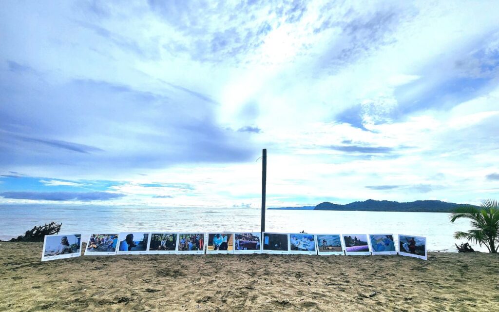 Exposición 'El camino de la búsqueda' en una playa de Acandí, en el Chocó