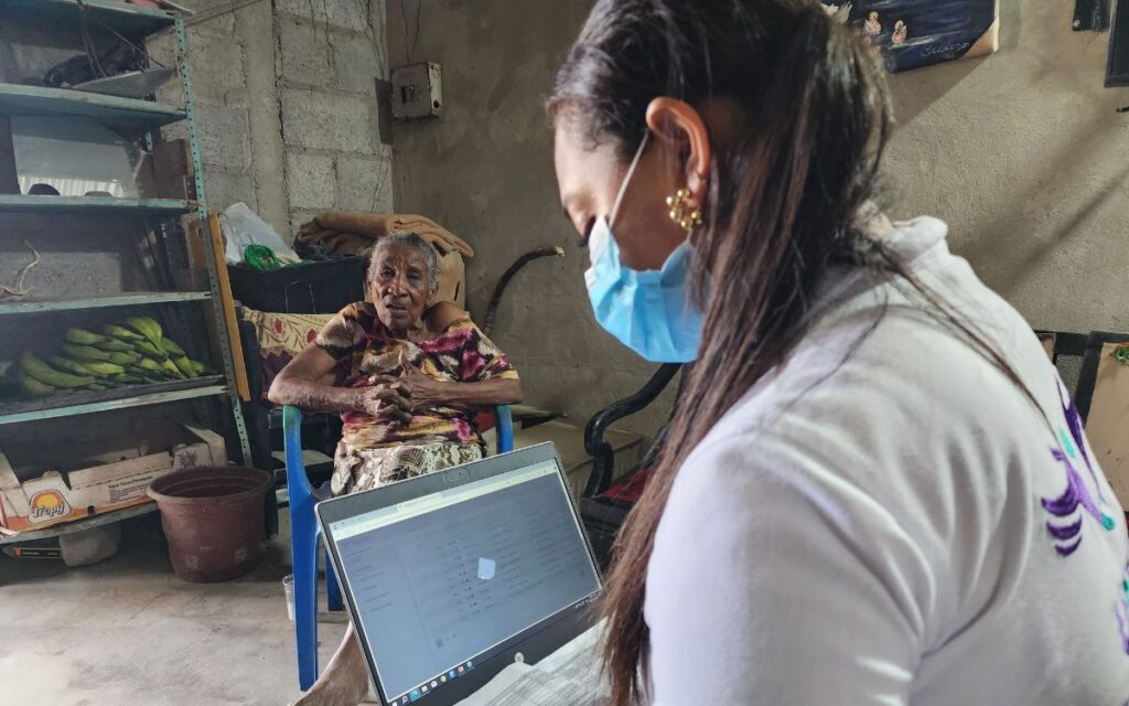 Funcionaria de la UBPD tomando datos a una persona buscadora en Acandí, en el Chocó