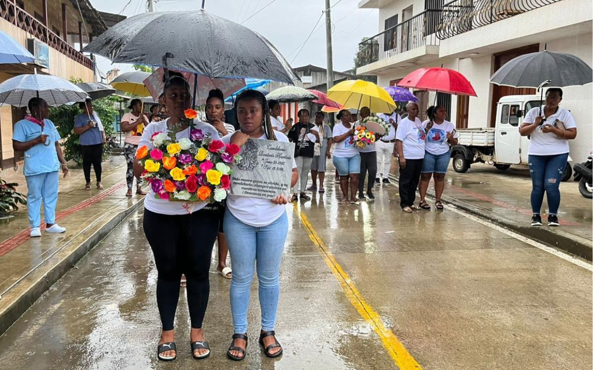 Familia de Candelario Rentería en el homenaje durante la entrega digna de su cuerpo