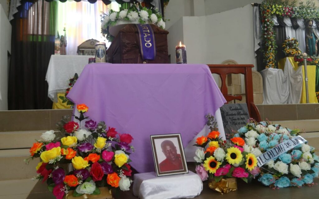 Familia de Candelario Rentería en el homenaje durante la entrega digna de su cuerpo