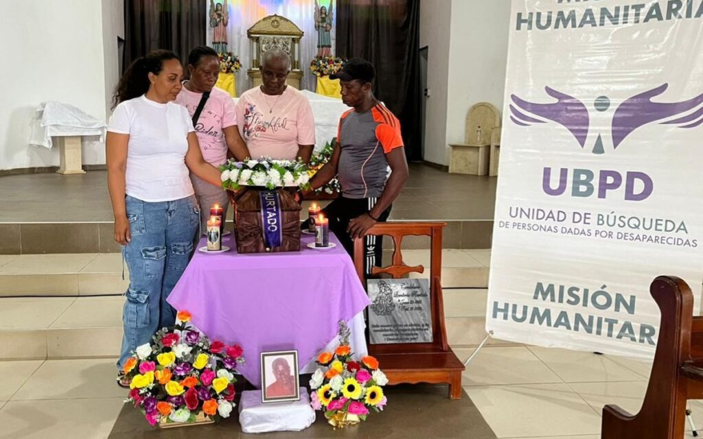 Familia de Candelario Rentería en el homenaje durante la entrega digna de su cuerpo