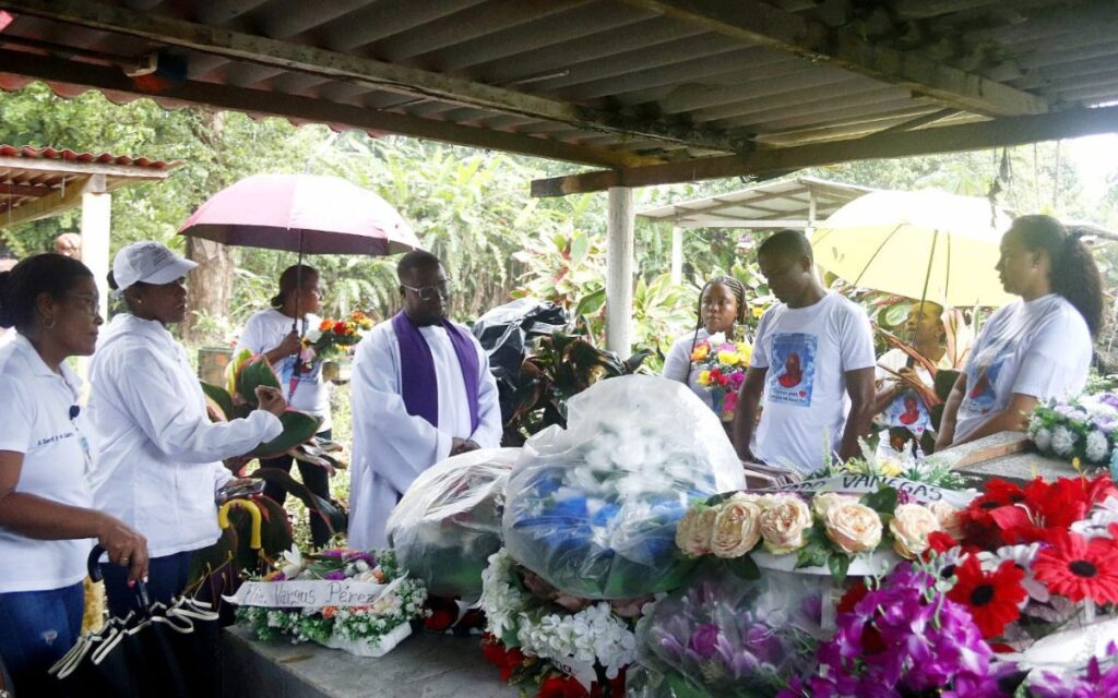 Familia de Candelario Rentería en el homenaje durante la entrega digna de su cuerpo