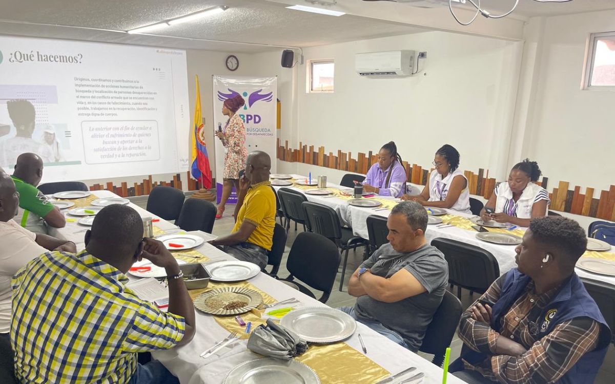 Funcionarias de la Unidad de Búsqueda en el Chocó hablan con periodistas locales de ese departamento