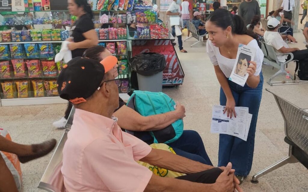 Funcionarios de la Unidad de Búsqueda en ejercicio de pedagogía y sensibilización en terminales de transporte de Bogotá