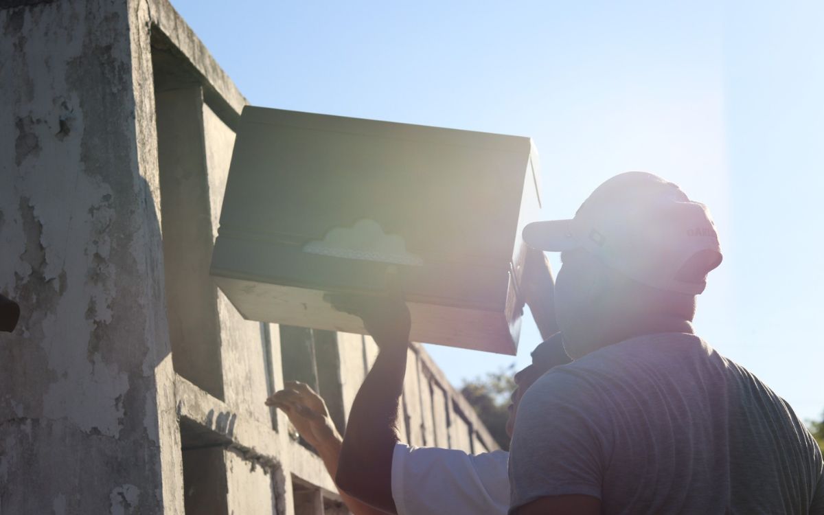 Entregas dignas de jóvenes desaparecidos, presentados como presuntos integrantes de grupos armados y falsamente reportados como bajas en combate por el Ejército en La Guajira.