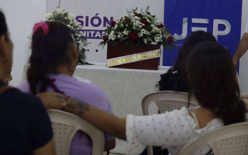 Entregas dignas de jóvenes desaparecidos, presentados como presuntos integrantes de grupos armados y falsamente reportados como bajas en combate por el Ejército en La Guajira.