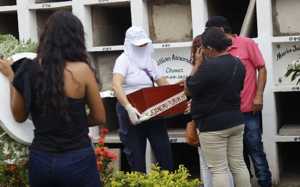 Entregas dignas de jóvenes desaparecidos, presentados como presuntos integrantes de grupos armados y falsamente reportados como bajas en combate por el Ejército en La Guajira.