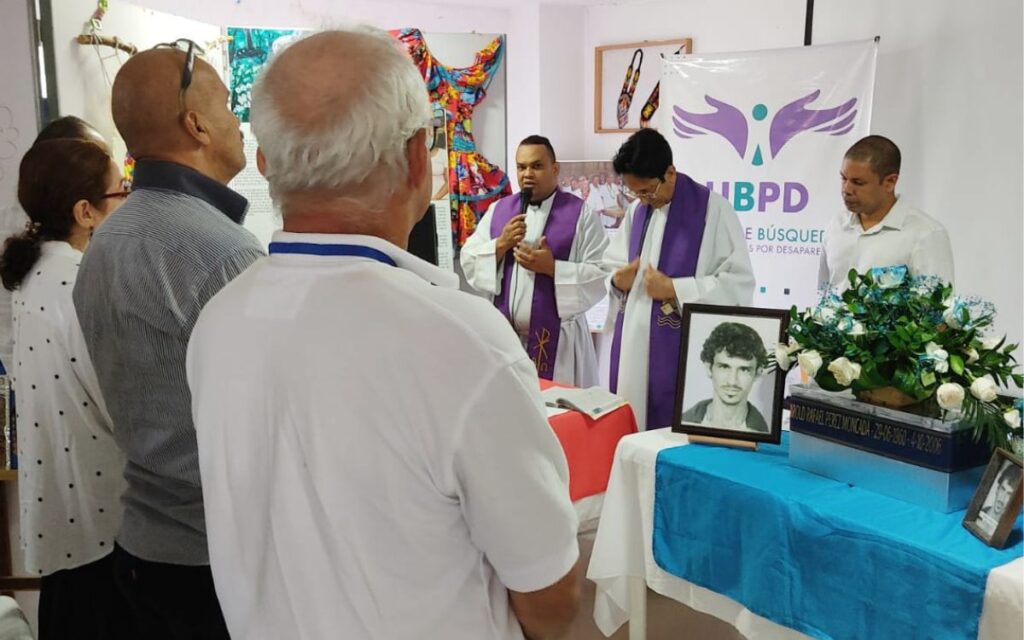 Entregas dignas de jóvenes desaparecidos, presentados como presuntos integrantes de grupos armados y falsamente reportados como bajas en combate por el Ejército en La Guajira.