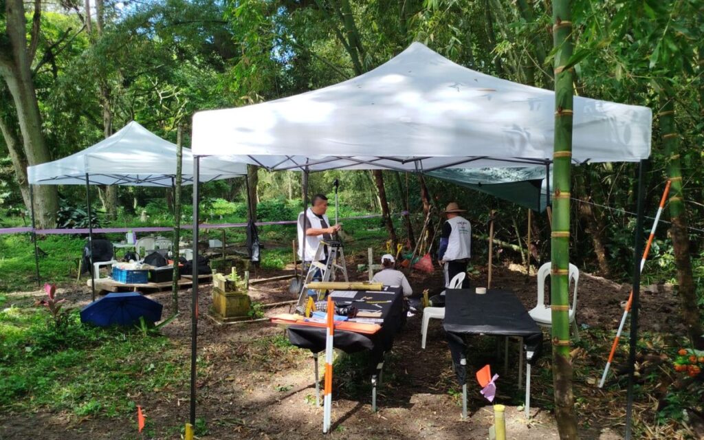 Equipo de expertos forenses e investigadores de la Unidad de Búsqueda durante la intervención al cementerio antiguo de Pitalito, en el Huila