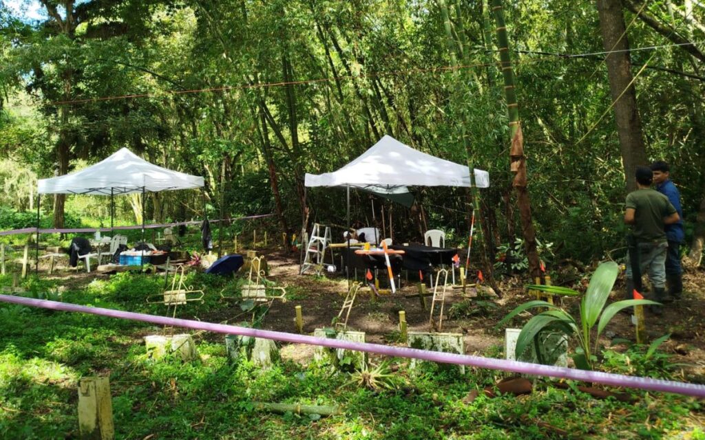 Equipo de expertos forenses e investigadores de la Unidad de Búsqueda durante la intervención al cementerio antiguo de Pitalito, en el Huila