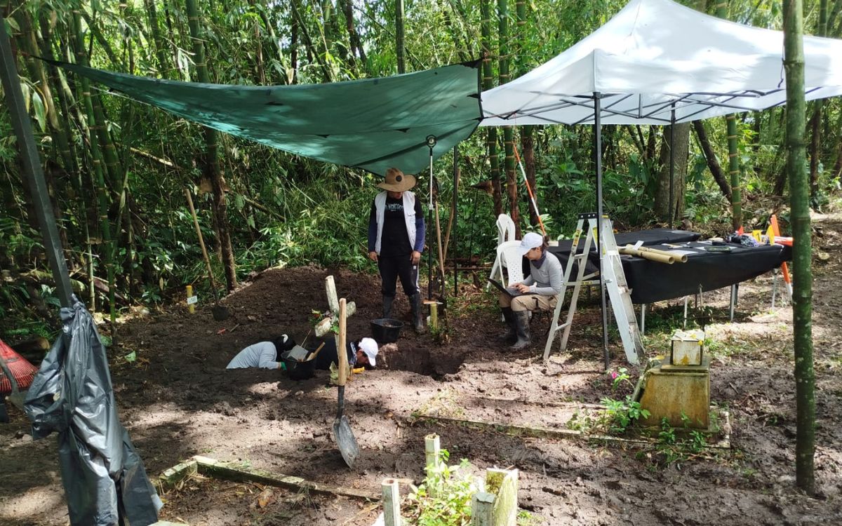 Equipo de expertos forenses e investigadores de la Unidad de Búsqueda durante la intervención al cementerio antiguo de Pitalito, en el Huila