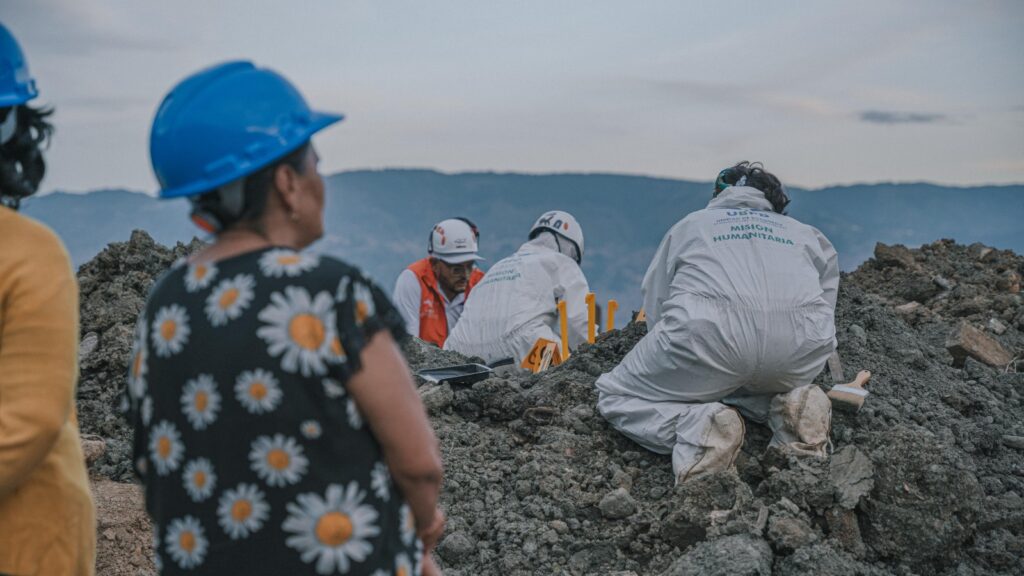 La Unidad de Búsqueda y la JEP hallan las primeras estructuras óseas en La Escombrera de la Comuna 13 de Medellín